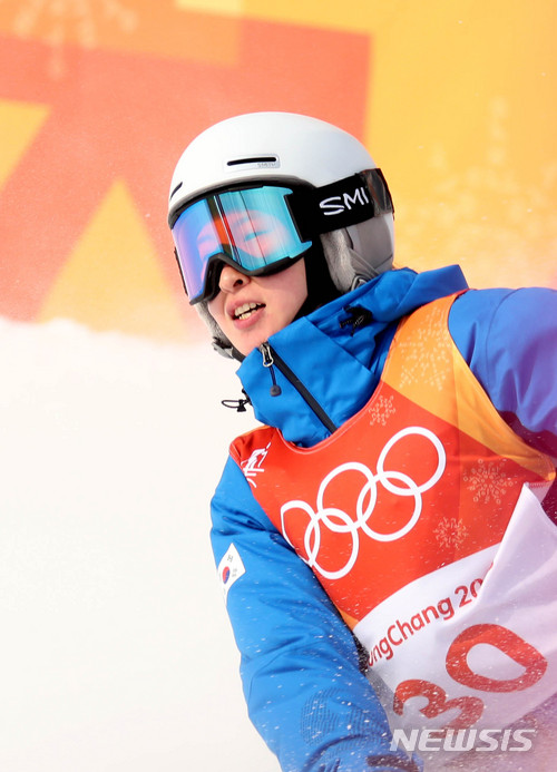 【평창=뉴시스】 추상철 기자 = 9일 오전 강원 평창 휘닉스 스노 경기장에서 열린 '2018 평창동계올림픽 프리스타일 스키 여자 모글 예선 경기. 대한민국 서지원이 피니쉬라인을 통과하고 있다. 2018.02.09. scchoo@newsis.com