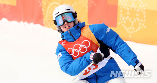 【평창=뉴시스】 추상철 기자 = 9일 오전 강원 평창 휘닉스 스노 경기장에서 열린 '2018 평창동계올림픽 프리스타일 스키 여자 모글 예선 경기. 대한민국 서지원이 피니쉬라인에 들어오고 있다. 2018.02.09.&nbsp; scchoo@newsis.com