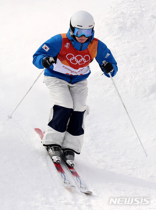 【평창=뉴시스】 추상철 기자 = 9일 오전 강원 평창 휘닉스 스노 경기장에서 열린 '2018 평창동계올림픽 프리스타일 스키 여자 모글 예선 경기. 대한민국 서지원이 착지를 하고 있다. 2018.02.09. scchoo@newsis.com
