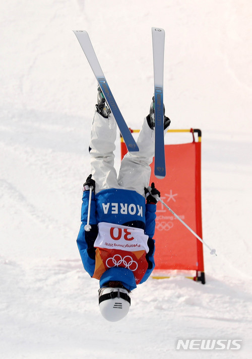 【평창=뉴시스】 추상철 기자 = 9일 오전 강원 평창 휘닉스 스노 경기장에서 열린 '2018 평창동계올림픽 프리스타일 스키 여자 모글 예선 경기. 대한민국 서지원이 공중기술을 선보이고 있다. 2018.02.09.&nbsp; scchoo@newsis.com