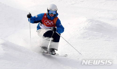 【평창=뉴시스】 추상철 기자 = 9일 오전 강원 평창 휘닉스 스노 경기장에서 열린 '2018 평창동계올림픽 프리스타일 스키 여자 모글 예선 경기. 대한민국 서지원이 질주하고 있다. 2018.02.09. scchoo@newsis.com