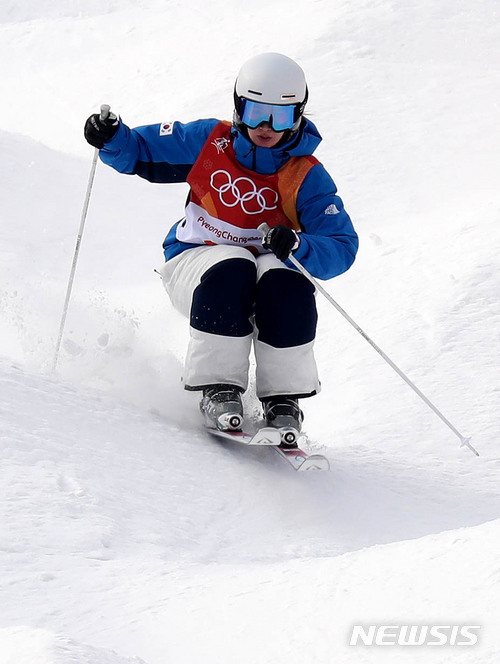 【평창=뉴시스】 추상철 기자 = 9일 오전 강원 평창 휘닉스 스노 경기장에서 열린 '2018 평창동계올림픽 프리스타일 스키 여자 모글 예선 경기. 대한민국 서지원이 질주하고 있다. 2018.02.09.&nbsp; scchoo@newsis.com