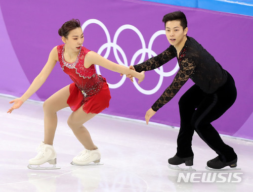 【강릉=뉴시스】박주성 기자 = 한국 피겨스케이팅 페어 국가대표 김강찬-김규은이 9일 오전 강원도 강릉 아이스아레나에서 열린 팀이벤트 쇼트프로그램에서 연기를 펼치고 있다. 2018.02.09. park7691@newsis.com