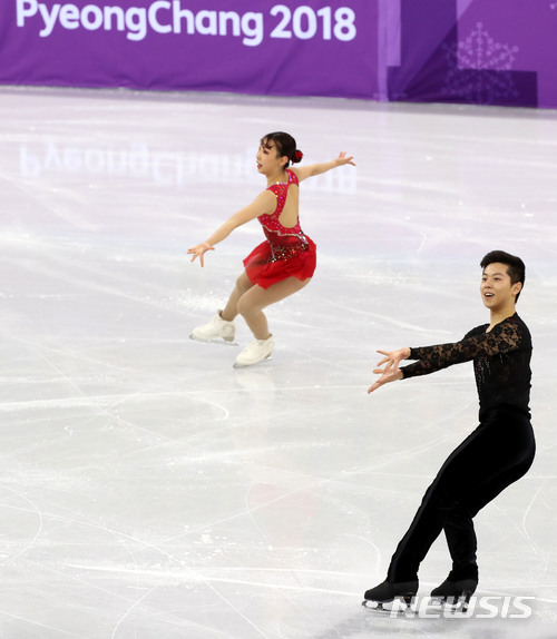 【강릉=뉴시스】박주성 기자 = 한국 피겨스케이팅 페어 국가대표 김강찬-김규은이 9일 오전 강원도 강릉 아이스아레나에서 열린 팀이벤트 쇼트프로그램에서 연기를 펼치고 있다. 2018.02.09.  park7691@newsis.com