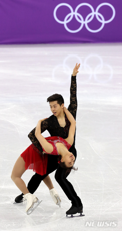 【강릉=뉴시스】박주성 기자 = 한국 피겨스케이팅 페어 국가대표 김강찬-김규은이 9일 오전 강원도 강릉 아이스아레나에서 열린 팀이벤트 쇼트프로그램에서 연기를 펼치고 있다. 2018.02.09. park7691@newsis.com