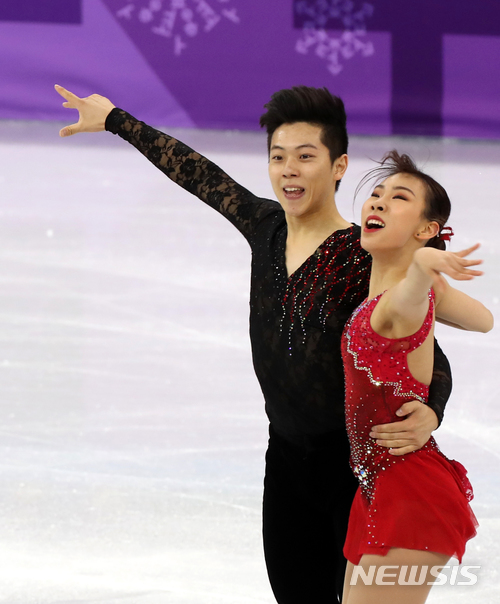 【강릉=뉴시스】박주성 기자 = 한국 피겨스케이팅 페어 국가대표 김강찬-김규은이 9일 오전 강원도 강릉 아이스아레나에서 열린 팀이벤트 쇼트프로그램에서 연기를 펼치고 있다. 2018.02.09. park7691@newsis.com