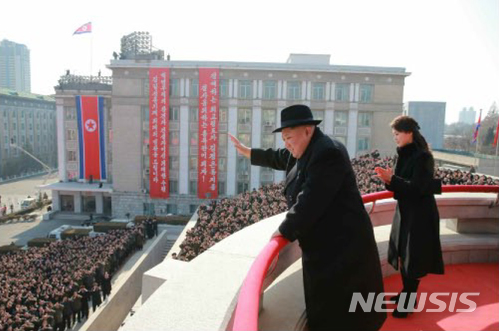 【서울=뉴시스】 북한 노동신문은 지난 8일 평양 김일성광장에서 열린 건군 70주년 열병식에 참석한 김정은 노동당 위원장의 모습을 9일 보도했다. 2018.02.09. (출처=노동신문) photo@newsis.com
