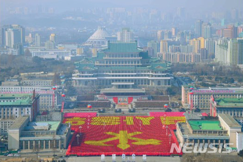 【서울=뉴시스】 북한 노동신문은 지난 8일 평양 김일성광장에서 열린 건군 70주년 열병식을 9일 보도했다. 2018.02.09. (출처=노동신문)  photo@newsis.com