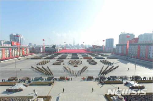 【서울=뉴시스】 북한 노동신문은 지난 8일 평양 김일성광장에서 열린 건군 70주년 열병식에 참석한 김정은 노동당 위원장의 모습을 9일 보도했다. 2018.02.09. (출처=노동신문) photo@newsis.com