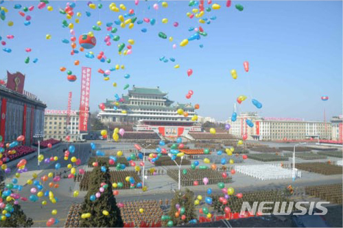 【서울=뉴시스】 북한 노동신문은 지난 2월8일 평양 김일성광장에서 열린 건군 70주년 열병식에 참석한 김정은 노동당 위원장의 모습을 9일 보도했다. 2018.02.09. (출처=노동신문)  photo@newsis.com