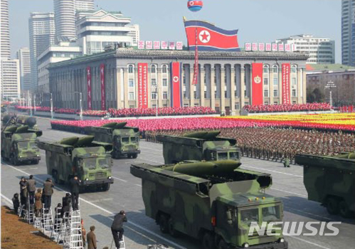 【서울=뉴시스】 북한 노동신문은 지난 8일 평양 김일성광장에서 열린 건군 70주년 열병식을 9일 보도했다. 2018.02.09. (출처=노동신문)&nbsp; photo@newsis.com