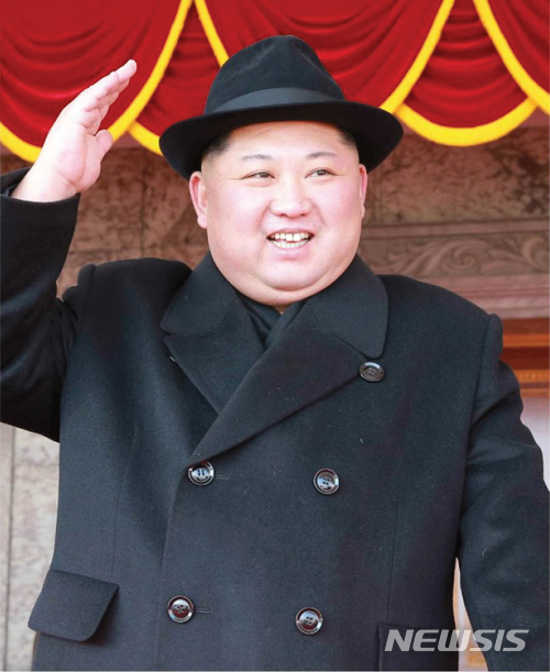 【서울=뉴시스】 북한 노동신문은 지난 8일 평양 김일성광장에서 열린 건군 70주년 열병식에 참석한 김정은 노동당 위원장의 모습을 9일 보도했다. 2018.02.09. (출처=노동신문)&nbsp; photo@newsis.com