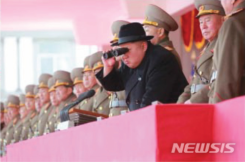 【서울=뉴시스】 북한 노동신문은 지난 2월8일 평양 김일성광장에서 열린 건군 70주년 열병식에 참석한 김정은 노동당 위원장의 모습을 9일 보도했다. 2018.02.09. (출처=노동신문)&nbsp; photo@newsis.com