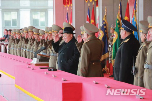 【서울=뉴시스】 북한 노동신문은 지난 8일 평양 김일성광장에서 열린 건군 70주년 열병식에 참석한 김정은 노동당 위원장의 모습을 9일 보도했다. 2018.02.09. (출처=노동신문)&nbsp; photo@newsis.com