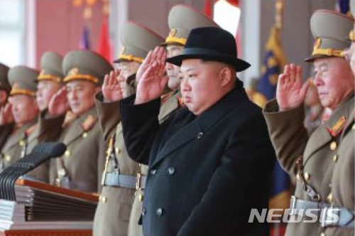 【서울=뉴시스】 북한 노동신문은 지난 8일 평양 김일성광장에서 열린 건군 70주년 열병식에 참석한 김정은 노동당 위원장의 모습을 9일 보도했다. 2018.02.09. (출처=노동신문) photo@newsis.com