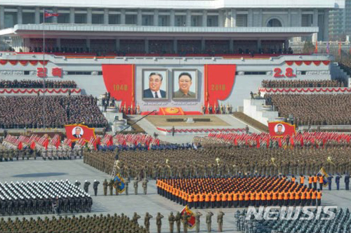 【서울=뉴시스】 북한 노동신문은 지난 8일 평양 김일성광장에서 열린 건군 70주년 열병식을 9일 보도했다. 2018.02.09. (출처=노동신문)  photo@newsis.com