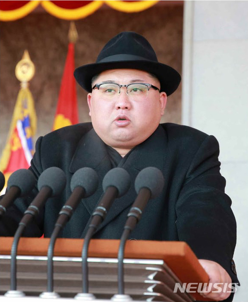【서울=뉴시스】 북한 노동신문은 지난 8일 평양 김일성광장에서 열린 건군 70주년 열병식에 참석한 김정은 노동당 위원장의 모습을 9일 보도했다. 2018.02.09. (출처=노동신문)&nbsp; photo@newsis.com