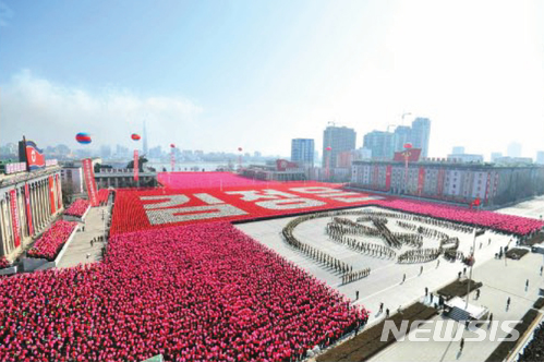 【서울=뉴시스】 북한 노동신문은 지난 8일 평양 김일성광장에서 열린 건군 70주년 열병식을 9일 보도했다. 2018.02.09. (출처=노동신문)&nbsp; photo@newsis.com