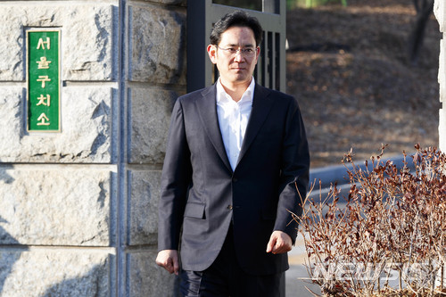 【의왕=뉴시스】김선웅 기자 = 항소심에서 징역 2년6월 집행유예 4년을 선고받은 이재용 삼성전자 부회장이 지난 2월5일 오후 경기 의왕시 서울구치소에서 석방되고 있다. 2018.02.10. mangusta@newsis.com