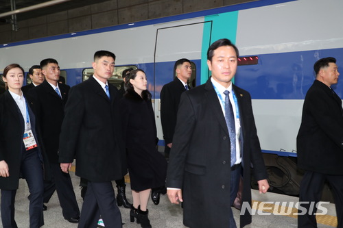 [인천공항=뉴시스]전신 기자 = 김여정 노동당 중앙위원회 제1부부장, 김영남 최고인민회의 상임위원장을 포함한 북 고위급 대표단이 9일 인천공항을 통해 방남, KTX탑승으로 위해 경호를 받으며 이동하고 있다. 2018.02.09. photo1006@newsis.com