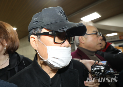 【서울=뉴시스】권현구 기자 = 가수 조영남씨가 지난 2월9일 오후 서울 서초구 서울중앙지법에서 열린 그림 대작 의혹 공판에 출석하고 있다. 2018.02.09. photo@newsis.com
