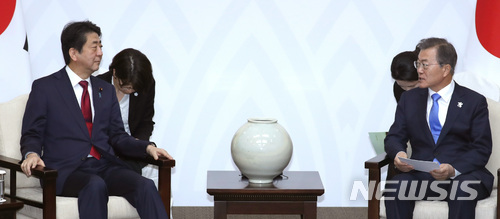 【평창=뉴시스】문재인 대통령이 아베 신조 일본 총리와 평창동계올림픽 개회식 날인 지난달 9일 오후 강원도 평창군 용평리조트 블리스힐스테이에서 정상회담을 하고 있다. 2018.02.09.&nbsp; amin2@newsis.com