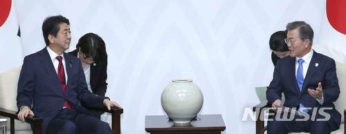 【평창=뉴시스】문재인 대통령이 아베 신조 일본 총리와 지난 2월 9일 오후 강원도 평창군 용평리조트 블리스힐스테이에서 정상회담을 하고 있다. 2018.02.09.&nbsp; amin2@newsis.com
