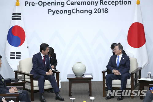 【평창=뉴시스】문재인 대통령이 아베 신조 일본 총리와 지난 9일 오후 강원도 평창군 용평리조트 블리스힐스테이에서 정상회담을 하고 있다. 2018.02.09. amin2@newsis.com