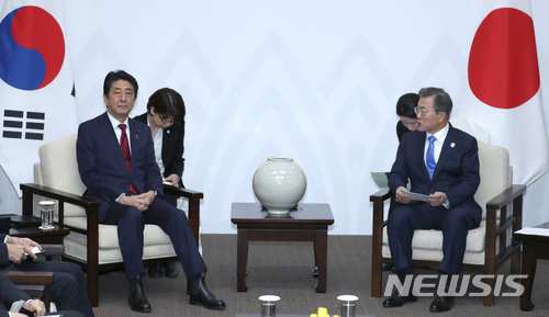 【평창=뉴시스】문재인 대통령이 아베 신조 일본 총리와 9일 오후 강원도 평창군 용평리조트 블리스힐스테이에서 정상회담을 하고 있다. 2018.02.09.&nbsp; amin2@newsis.com