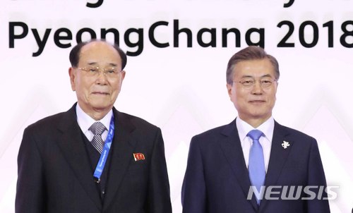 【평창=뉴시스】전진환 기자 = 문재인 대통령이 9일 오후 평창동계올림픽 개회식 리셉션이 열린 강원도 평창군 용평리조트 블리스힐스테이에 도착한 김영남 최고인민회의 상임위원장과 기념촬영하고 있다. 2018.02.09.&nbsp; amin2@newsis.com