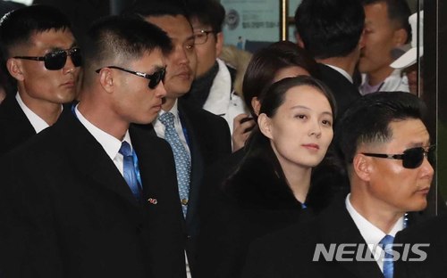 【평창=뉴시스】임태훈 기자 = '백두혈통' 김여정 북한 노동당 중앙위원회 제1부부장이 평창동계올림픽 북측 고위급대표단과 함께 9일 오후 강원 평창군 진부역에 도착, 평창올림픽스타디움에서 열리는 개막식에 참석하기 위해 검은 안경을 쓴 경호원과 함께 이동하고 있다. 김여정은 2박3일간 한국에 체류하며 평창동계올림픽 개막식을 참관하고 청와대에서 문재인 대통령을 접견한다. 2018.02.10. taehoonlim@newsis.com