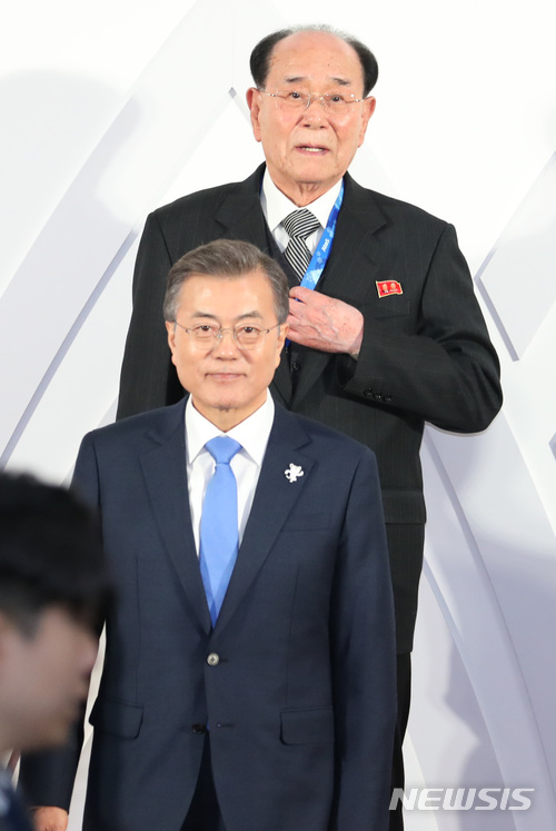 【평창=뉴시스】 문재인 대통령은 9일 저녁 강원도 평창군 용평리조트 블리스힐 스테이에서 2018평창동계올림픽을 계기로 방한한 외국 정상급 인사 및 배우자, 토마스 바흐 IOC 위원장, 안토니우 구테레쉬 유엔 사무총장 등 국내외 주요 인사 200여명을 초청, 2018평창동계올림픽 개회식 사전 리셉션을 갖고 북한 김영남 최고인민회의 상임위원장과 함께 서 있다. 2018,02.09 photo@newsis.com