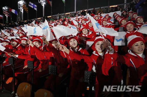 【평창=뉴시스】추상철 기자 = 9일 강원 평창올림픽플라자에서 열린 평창동계올림픽 개회식에서 북한 응원단이 응원하고 있다. 2018.02.09. scchoo@newsis.com