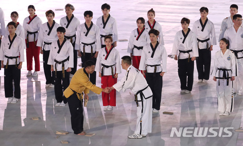 【평창=뉴시스】 추상철 기자 = 2018 평창 동계올림픽 개막식이 열린 9일 오후 강원 평창 올림픽스타디움에서태권도 시범단이 식전 공개 행사에서 공연을 마치고 서로 악수하고 있다. 2018.02.09.  scchoo@newsis.com 