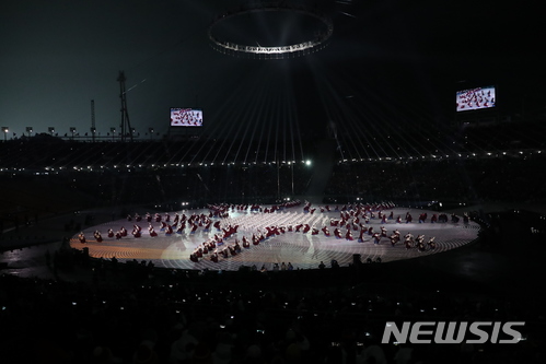 【평창=뉴시스】 추상철 기자 = 2018 평창 동계올림픽 개막식이 열린 9일 오후 강원도 평창 올림픽스타디움에 개막식 공연이 진행되고 있다. 2018.02.09.     scchoo@newsis.com 