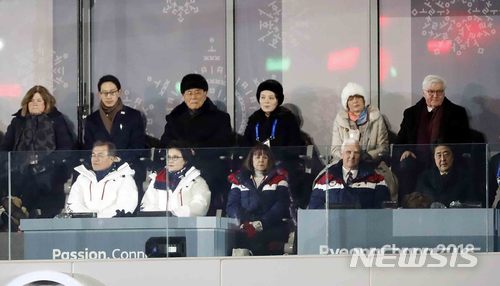 【평창=뉴시스】추상철 기자 = 문재인 대통령을 비롯한 각국 대표단이 9일 강원 평창올림픽플라자에서 열린 평창동계올림픽 개회식을 관람하고 있다. 2018.02.09.&nbsp; scchoo@newsis.com 