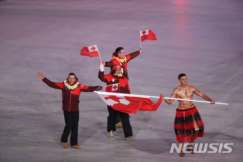 【평창=뉴시스】 추상철 기자 = 2018 평창 동계올림픽 개막식이 열린 9일 오후 강원도 평창 올림픽스타디움에서 통가 선수단이 입장하고 있다. 2018.02.09.&nbsp; scchoo@newsis.com