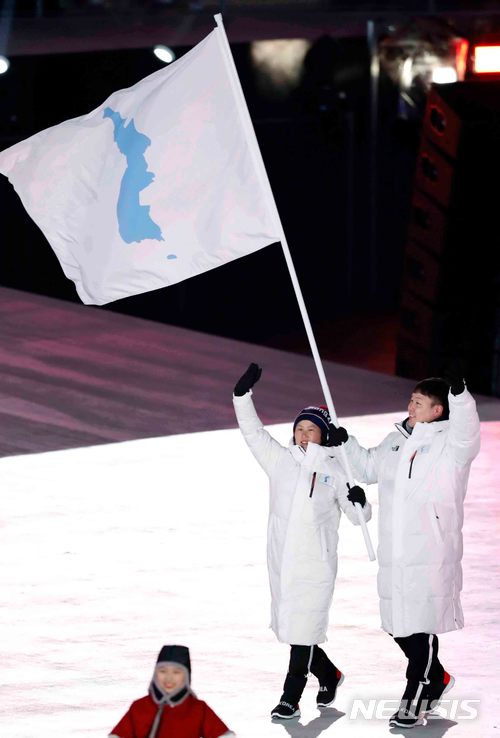 【평창=뉴시스】 추상철 기자 = 2018 평창 동계올림픽 개막식이 열린 9일 오후 강원도 평창 올림픽스타디움에서 한반도기를 들고 우리나라 원윤종 선수와 북한 황충금 선수가 공동입장하고 있다. 2018.02.09.     scchoo@newsis.com