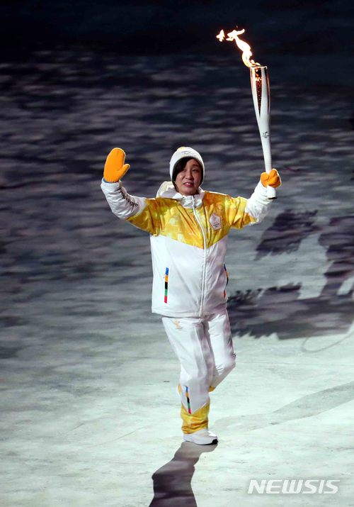 【평창=뉴시스】 추상철 기자 = 2018 평창 동계올림픽 개막식이 열린 9일 오후 강원도 평창 올림픽스타디움에 개막 후 첫번째 주자로 전이경 선수가 성화를 들고 달리고 있다. 2018.02.09. scchoo@newsis.com