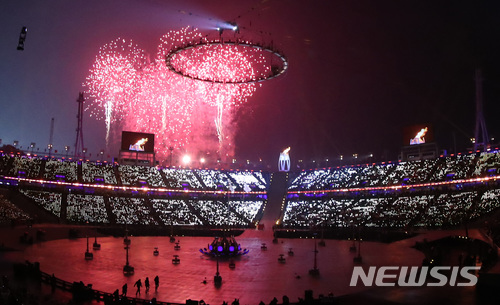 【평창=뉴시스】 추상철 기자 = 2018 평창 동계올림픽 개막식이 열린 9일 오후 강원도 평창 올림픽스타디움에 성화점화 후 불꽃놀이가 진행되고 있다. 2018.02.09.&nbsp; scchoo@newsis.com 