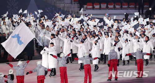 【평창=뉴시스】 사진공동취재단 = 2018 평창 동계올림픽 개막식이 열린  2월 9일 오후 강원도 평창 올림픽스타디움에서 한반도기를 들고 우리나라 원윤종 선수와 북한 황충금 선수가 공동입장하고 있다. 2018.02.09.      scchoo@newsis.com 