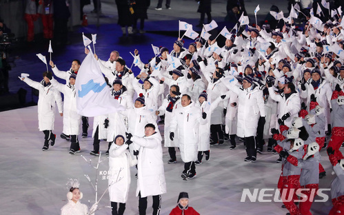 【평창=뉴시스】 문재인 대통령과 김정은 북한 국무위원장이 2032년 하계올림픽 공동개최 유치에 협력하겠다고 밝힌 가운데 월스트리트저널은 북한의 올림픽 개최가 쉽지 않을 것으로 보인다고 19일(현지시간) 보도했다. 사진은 2월9일 강원도 평창동계올림픽 개막식에서 남북한 선수들이 한반도기를 흔들며 공동 입장하고 있는 모습. 2018.09.20