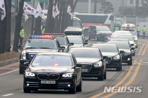 【서울=뉴시스】박진희 기자 = 김영남 위원장을 단장으로 김여정 제1부부장, 최휘 국가체육지도위원회 위원장, 리선권 조국평화통일위원회 위원장 등 북한 고위급 대표단 탑승 차량이 문재인 대통령 오찬을 위해 10일 오전 서울 종로구 청와대로 향하고 있다. 2018.02.10.pak7130@newsis.com