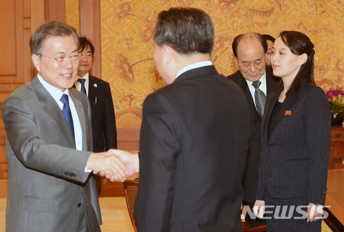 【서울=뉴시스】김여정 노동당 중앙위원회 제1부부장이 10일 청와대 본관 접견실에서 문재인 대통령과 리선권 조국평화통일위원회 위원장의 인사를 바라보고 있다. 2018.02.10. photo1006@newsis.com