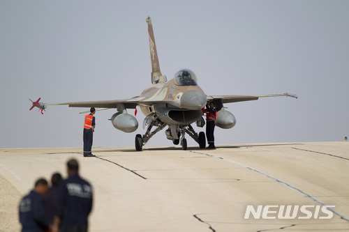 【에일럿(이스라엘)=AP/뉴시스】이스라엘 남부 에일럿 인근 오바다 공군기지에서 지난 2013년 11월25일 공군 정비요원들이 F-16 전투기 1대를 검사하고 있다. 2018.2.10