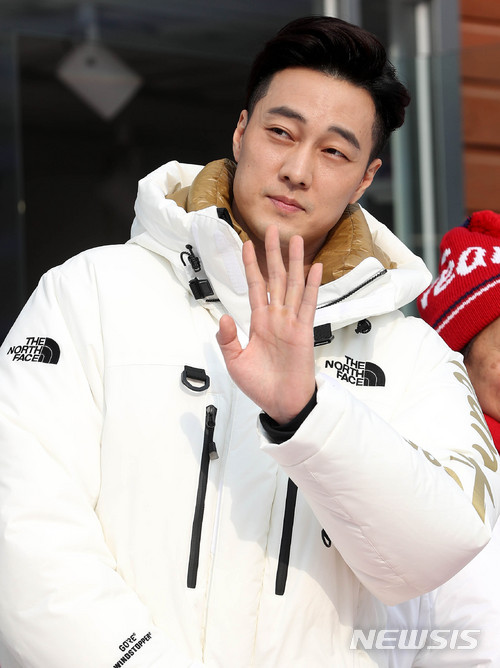 【강릉=뉴시스】 추상철 기자 = 노스페이스 빌리지 개관식이 열린 10일 오후 강원 강릉 올림픽파크에서 홍보대사 소지섭이 손을 흔들고 있다. 2018.02.10.&nbsp; scchoo@newsis.com
