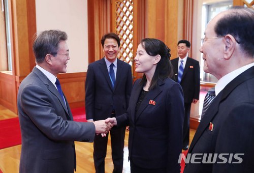 【서울=뉴시스】문재인 대통령이 10일 청와대 본관에서 김여정 노동당 중앙위원회 제1부부장과 인사하고 있다. 2018.02.10. photo1006@newsis.com