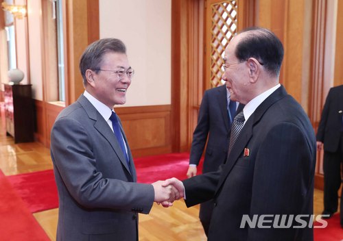 【서울=뉴시스】문재인 대통령이 10일 청와대 본관에서 김영남 최고인민회의 상임위원장과 인사하고 있다. 2018.02.10.&nbsp; photo1006@newsis.com