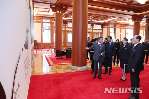 【서울=뉴시스】문재인 대통령이 10일 청와대 본관 접견실에서 김여정 노동당 중앙위원회 제1부부장 등 북 고위급 대표단에게 고 신영복 선생의 글씨와 판화가 이철수 씨의 판화 작품을 합쳐서 만든 서화를 설명하고 있다. 2018.02.10. photo1006@newsis.com