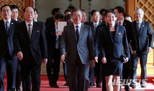 【서울=뉴시스】문재인 대통령이 10일 청와대 본관 충무실에서 김영남 최고인민회의 상임위원장, 김여정 노동당 중앙위원회 제1부부장 등 북 고위급 대표단과 오찬을 마친 후 로비로 나서고 있다. 2018.02.10. photo1006@newsis.com